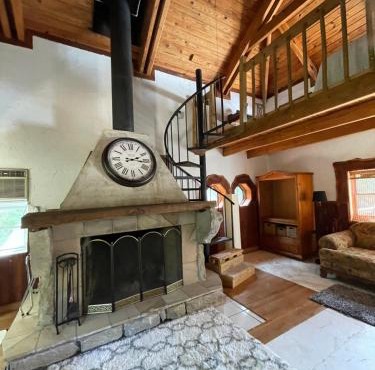 Rustic Mountaintop Cabin on small farm with WiFi