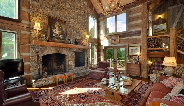 Rustic Mtn. Elegance with Views located Btwn Highlands-Cashiers-Lake Glenville!