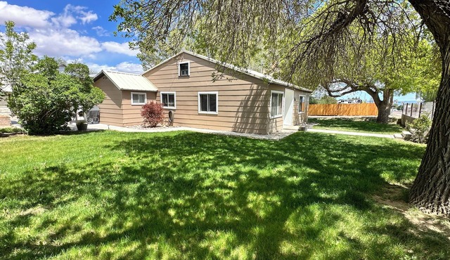 Rustic nice home in Vernal UT 2 bedrooms with queen beds 1 full bathroom.