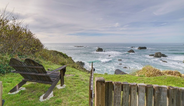 Rustic Oceanfront Mendocino Coast Cottage w/Deck!