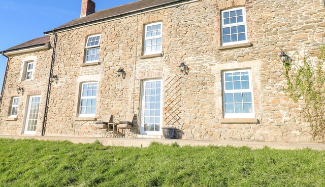 RUSTIC PERIOD COUNTRY FARMHOUSE, pet friendly in Llansteffan