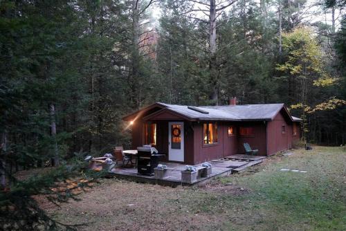 Rustic Pet-Friendly Bliss: Cabin Retreat in the White Mountains, NH