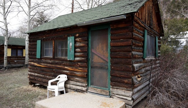 Rustic, Pet Friendly Cabin near the Cache la Poudre River, Perfect for a Mountain Getaway