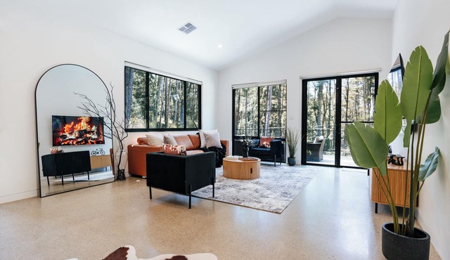 Rustic Pine Escape- Luxury Cabin in the Blue Mountains. Sleeps up to 10 people.