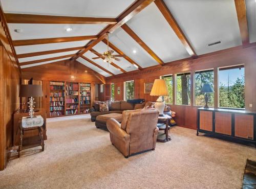 Rustic Private Farmhouse on the Little Spokane Riv