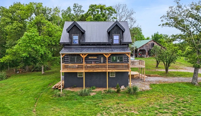 Rustic & private log cabin in East Tennessee (dogs allowed!)