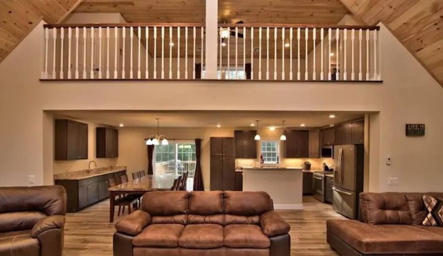 Rustic Private Manor Retreat In Tafton Near Lake!