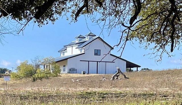 Rustic Ranch Retreat-Ideal for Family Reunions, Corporate Getaways, and Memorable Celebrations