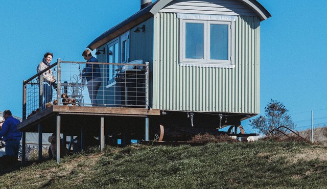 Rustic Range Retreat @ Charlotte's Hut nStay, Relax, Unwind & Reconnect