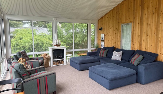 'Rustic Refined Retreat’ Lakeside Home - Walk to Everything!