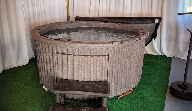 Rustic & Renovated Hot Tub/Game Room Sleeps 8ppl
