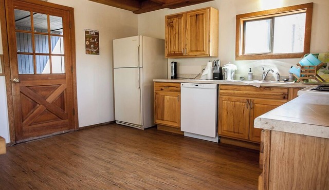 Rustic Retreat - 3 Bedrooms, 3 Bathrooms - Beautiful Cabin on 5 Acres of Land