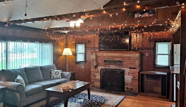Rustic Retreat Cottage sleeps 6 with a lake view!