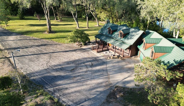 Rustic Retreat & Cabin!
