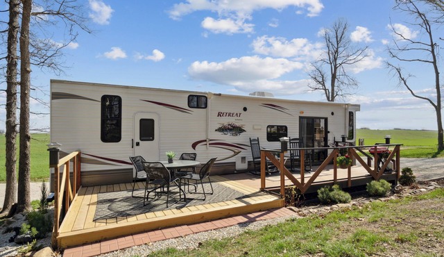 Rustic Retreat Camper - on Silver Lake in Delhi. Pet Friendly!