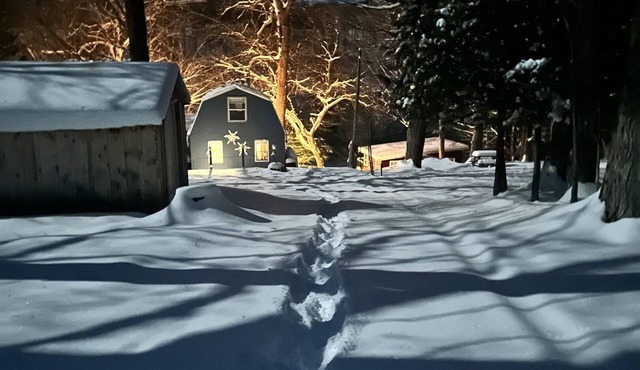 *RUSTIC RETREAT*Peaceful, cozy cabin, with beautiful fall lake views