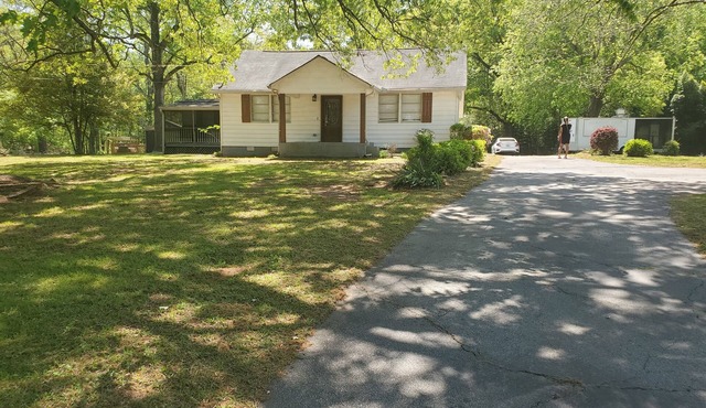 Rustic Retreat & Smokehouse Eats, 3BR Home, Event Space w/Food Truck Stockbridge