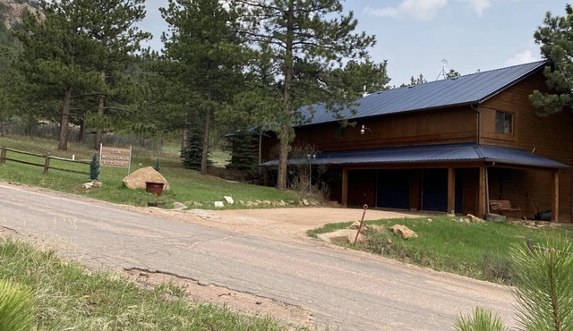 Rustic retreat -So much fun - log playground, hot tub, concrete game court