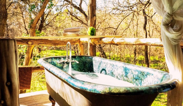 Rustic Retreat: Tub, Firepit, Porch Swings & Pool