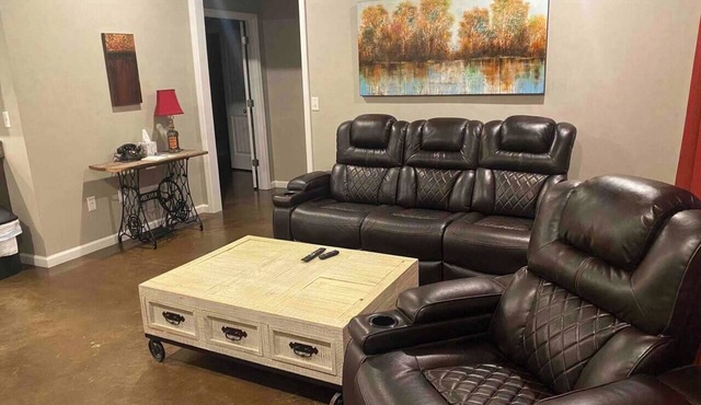 Rustic Retreat w/king - close to downtown : C