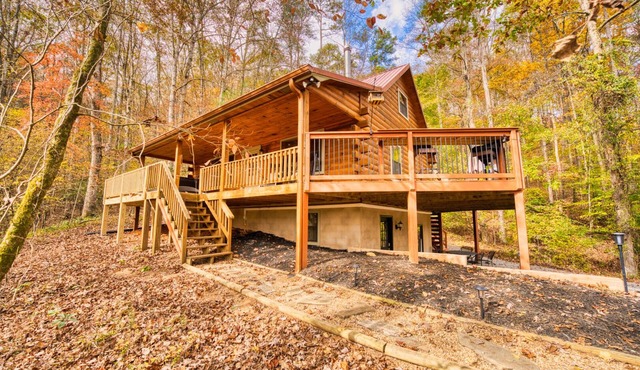 Rustic Ridge- A cozy 2-bedroom+loft cabin outside Elijay w/hottub, firepit.