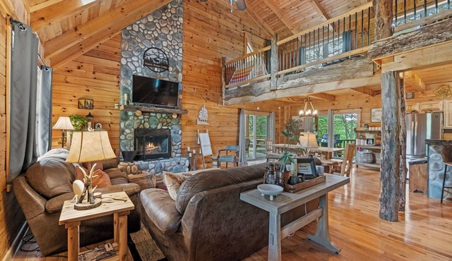 Rustic Ridge Lodge - Private Spa, Game Room, on 5 Private Acres, Hiking Nearby