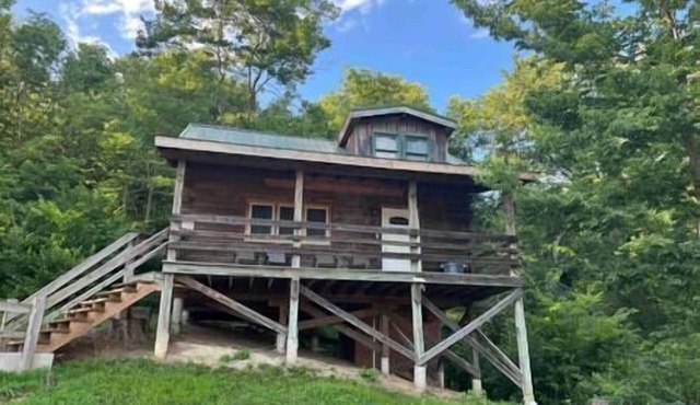 Rustic River Cabin 9