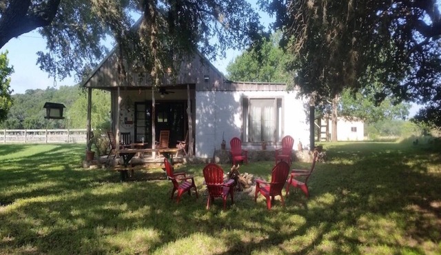 Rustic River Cabin under the Oaks and just a short walk to the river.