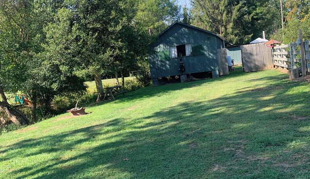 Rustic River Front cabin 5 minutes away from I77 & 10 minutes from town.