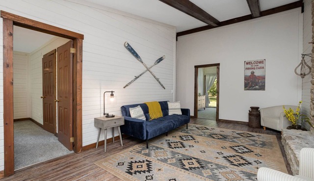 Rustic River Retreat- located right on the Whitewater River!