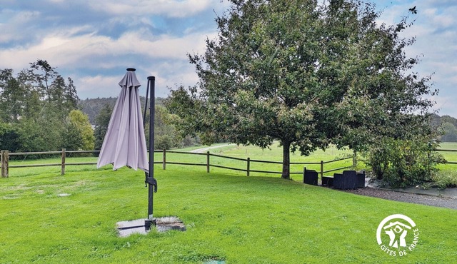 Rustic Riverside Retreat: 2-Bed Cottage with Garden, Pets Welcome