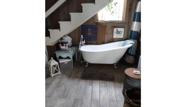 Rustic Romantic Cottage on the river with hot tub