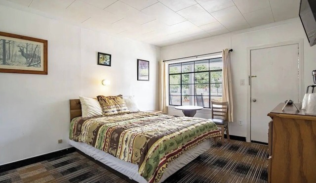 Rustic Room Ideal for Nature Retreats, Mountain Trails & Scenic Riverside Stays