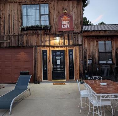 Rustic Rooms Barn Loft (Upstairs Studio Apartment) Near Kings Canyon & Sequoia National Parks