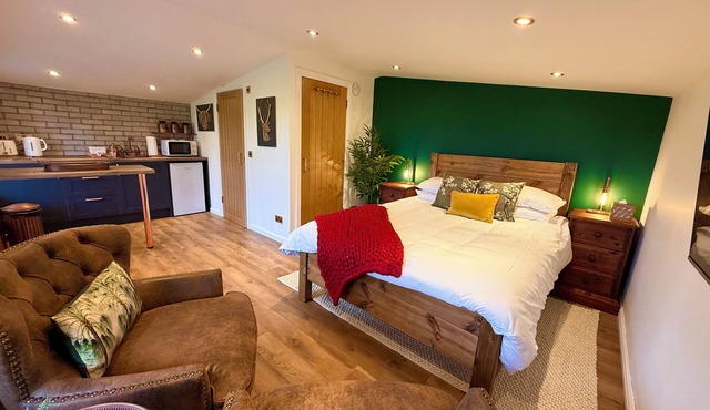 Rustic Roost: Countryside, Warm Cabin w/Countryside Views & King Bed