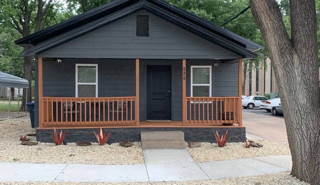 Rustic Roost - Cozy Cottage near downtown El Dorado, KS