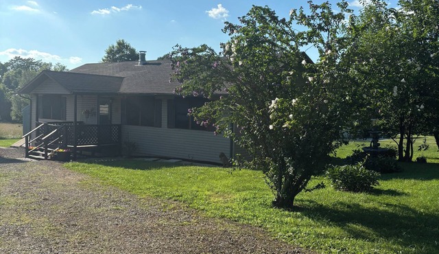 Rustic Roost Retreat, petfriendly, small town, lake river conservation area near