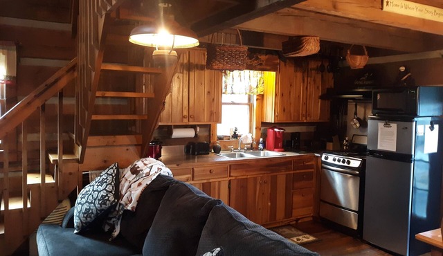 Rustic, Secluded Cabin-Walk to River-Hot tub-Close to Downtown West Jefferson