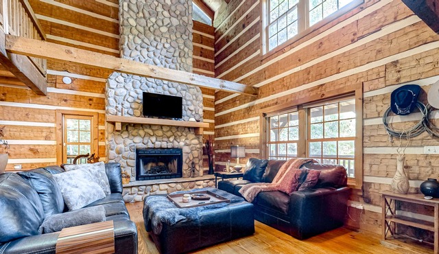 Rustic secluded cabin with fireplace, deck, firepit, grill, mtn views - dogs OK