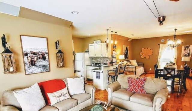 Rustic Secluded Guest House w/Valley Views + Pool