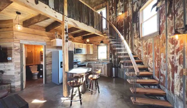 Rustic Silo Home, Huge Shower, Kitchen, Grill, Fire pit and Sunsets.