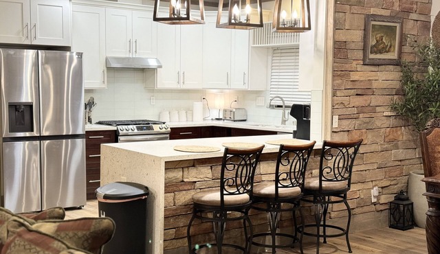 Rustic Solitude 5Bdr/4Bth/2940 sqft Luxury Lodge