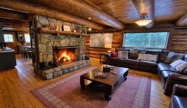 Rustic & Spacious Log Cabin w/Private Hot Tub, Amazing Views, 4 Miles to Ski