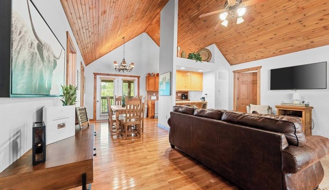 Rustic Stonebridge Cabin, near Silver Dollar City Pools>Golf>Lake>Nature