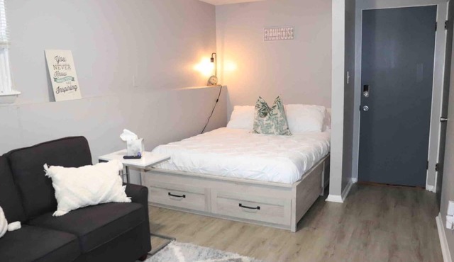 Rustic Studio Apt. 2 min drive to Downtown Oswego