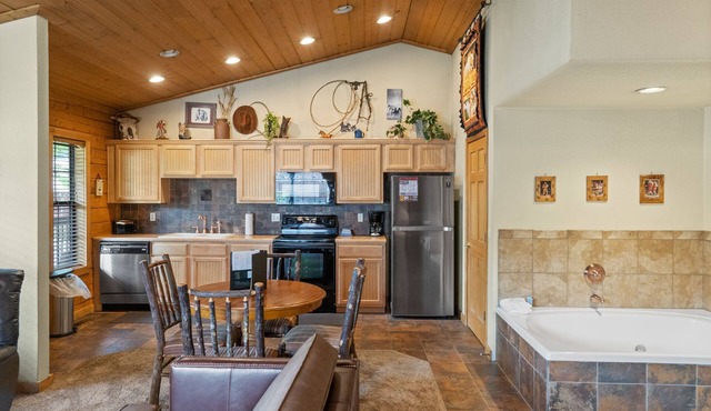 Rustic Studio Cabin with King Bed and Jacuzzi Tub