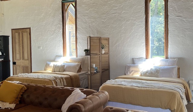 Rustic stunning spacious barn only 2 minutes from Daylesford