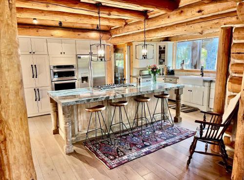Rustic Sundance cabin sleeps 13 hottub firepits