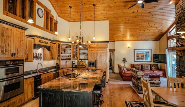 Rustic Themed Cabin with Starlink. Walk/Snowmobile to lake from house. Ice Fish