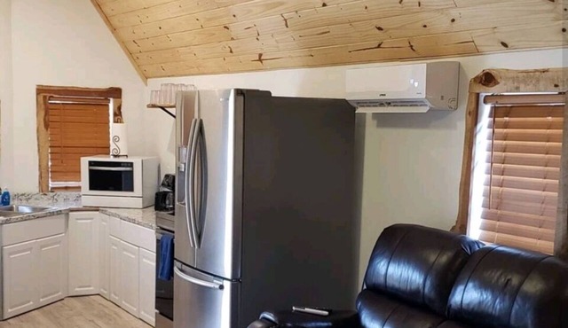 Rustic Tiny Cabin with private hot tub 7mins from downtown